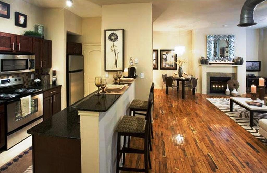 Convenient Living in These Uptown Dallas Apartments With High Ceilings & Open Spaces.