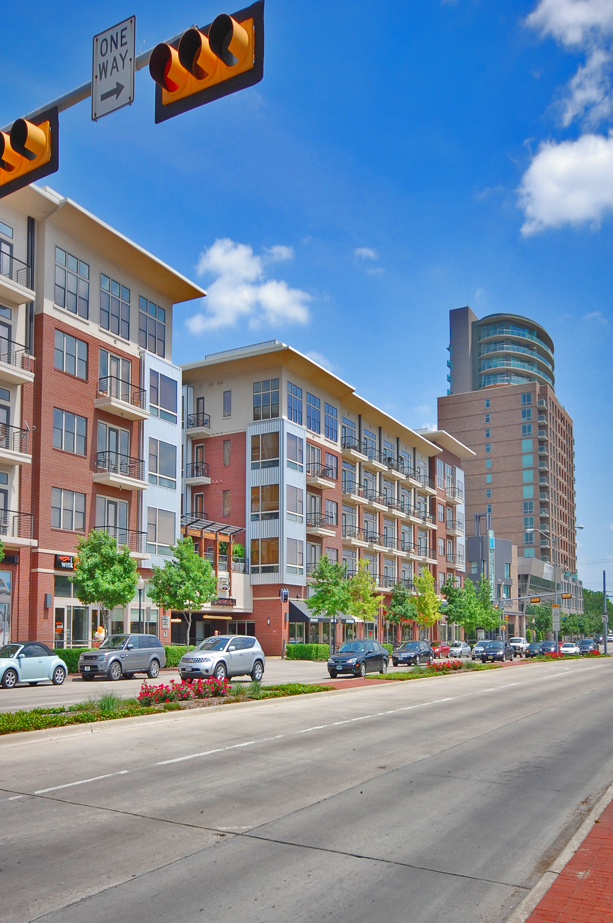 Enjoy The Convenient Location of These Uptown Dallas High Rise Apartments.
